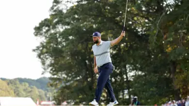 Jon Rahm celebra un putt decisivo en la Ryder Cup 2025 en Bethpage Black