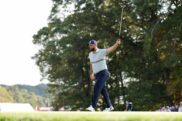 Jon Rahm celebra un putt decisivo en la Ryder Cup 2025 en Bethpage Black